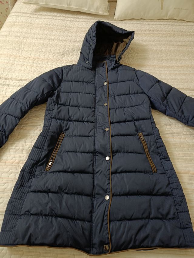 Plumífero largo azul con cinturón