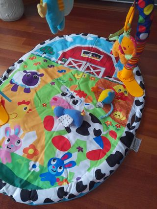 Gimnasio para bebé con peluches