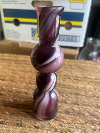 Vaso in vetro viola con striature bianche