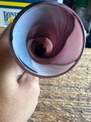 Vaso in vetro viola con striature bianche