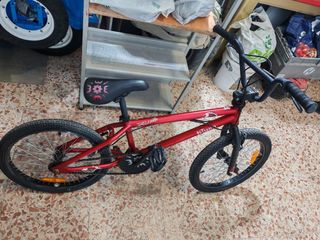 Bicicleta BMX roja