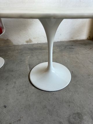 Mesa redonda de mármol y plástico