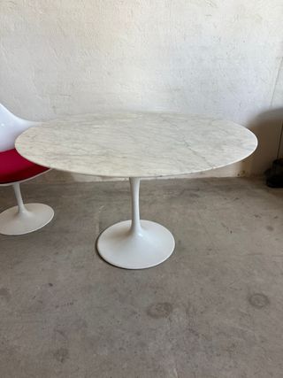 Mesa redonda de mármol y plástico