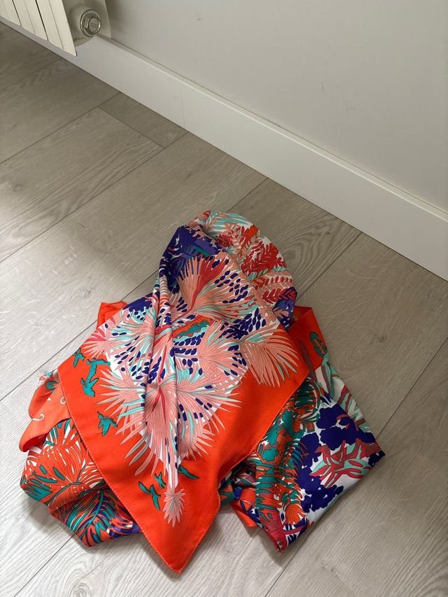 Pañuelo de seda 100% con estampado floral