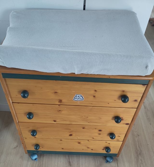 Cambiador de madera con cajones