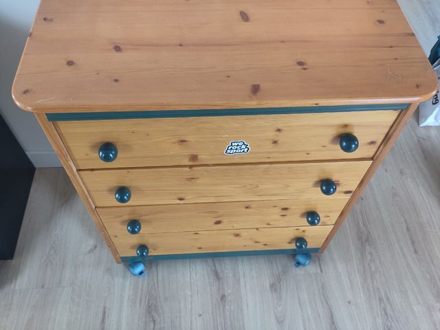 Cambiador de madera con cajones