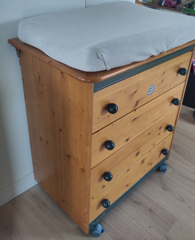 Cambiador de madera con cajones