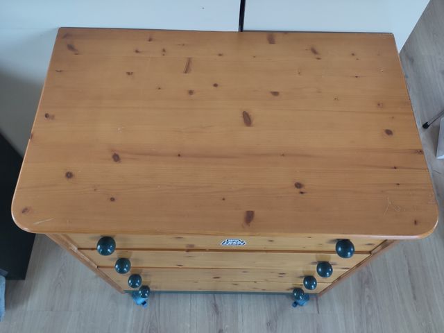 Cambiador de madera con cajones