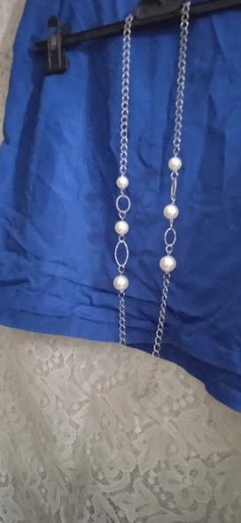 Collana lunga in metallo con perle