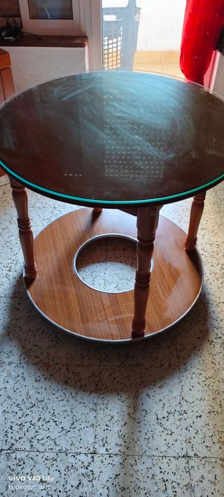 Mesa redonda de cristal y madera