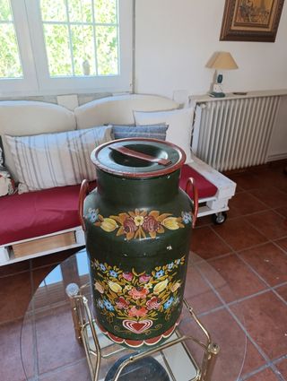 Lechera antigua decorada