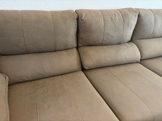 Sofá seccional beige y marrón