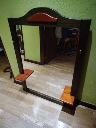 Mueble espejo con baldas de madera