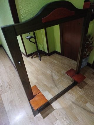 Mueble espejo con baldas de madera