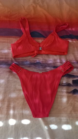 Bikini rojo con nudo