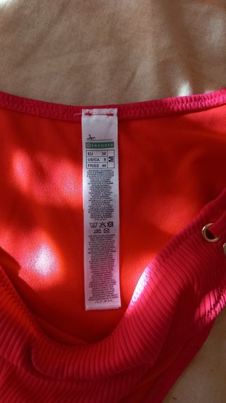 Bikini rojo con nudo