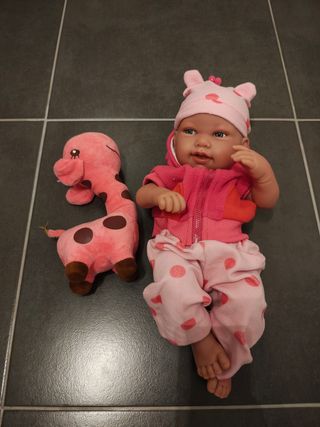 Muñeca bebé con peluche jirafa