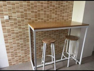 Mesa alta bar y 2 taburetes madera. Madera maciza