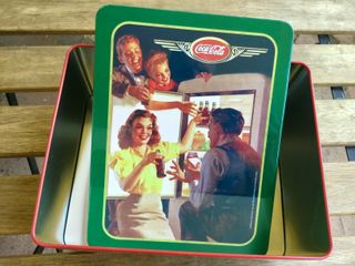 Lata metálica grande Coca-Cola
