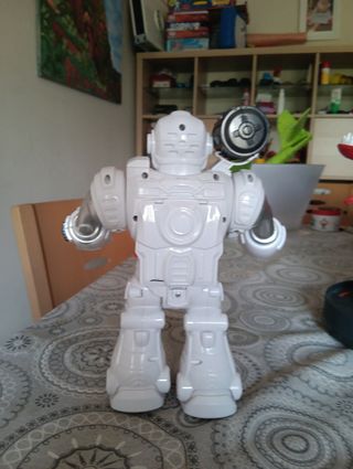 Robot que anda y lanza flechas