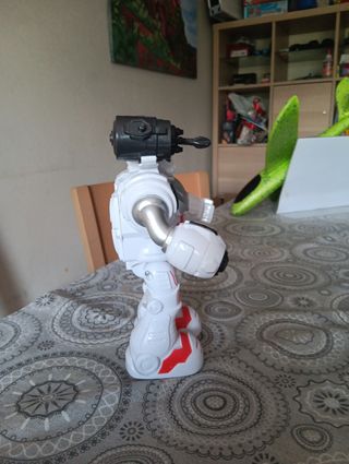 Robot que anda y lanza flechas