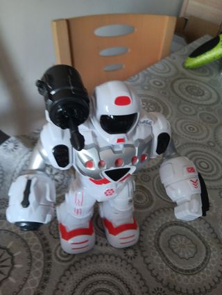 Robot que anda y lanza flechas