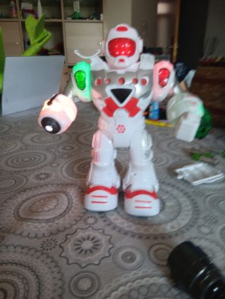 Robot que anda y lanza flechas