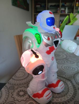 Robot que anda y lanza flechas