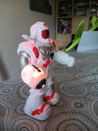 Robot que anda y lanza flechas