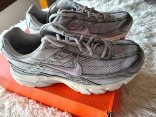 Zapatillas Nike Talla 38.5 Rosa y Plateadas