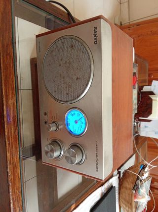 Radio Sanyo Clásica AM/FM Plata y Madera