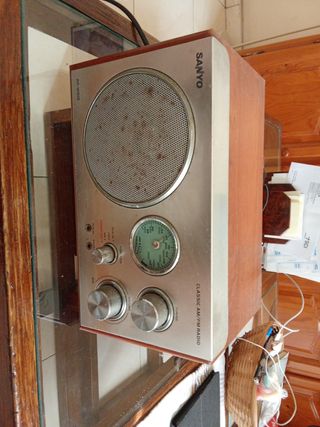 Radio Sanyo Clásica AM/FM Plata y Madera