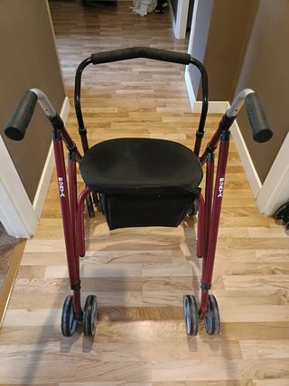Andador con asiento y ruedas