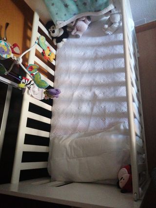 Cuna blanca bebé con colchón antiahogo