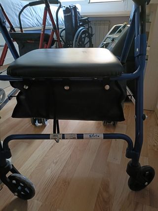 Andador azul con asiento y bolsa
