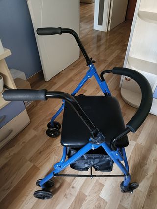 Andador azul con asiento y bolsa