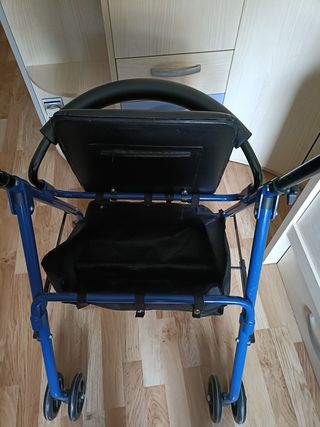Andador azul con asiento y bolsa
