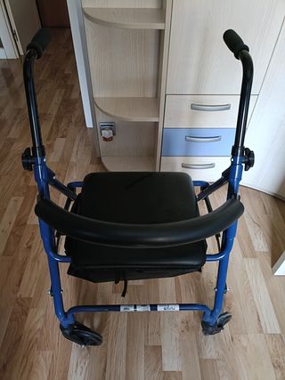 Andador azul con asiento y bolsa