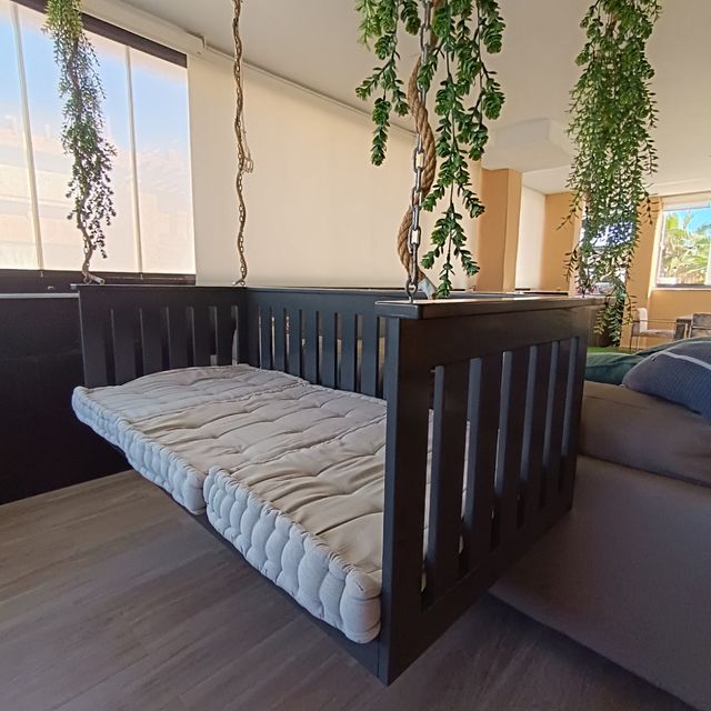 Muy bueno.SOFA colgante de madera con cojínes beig