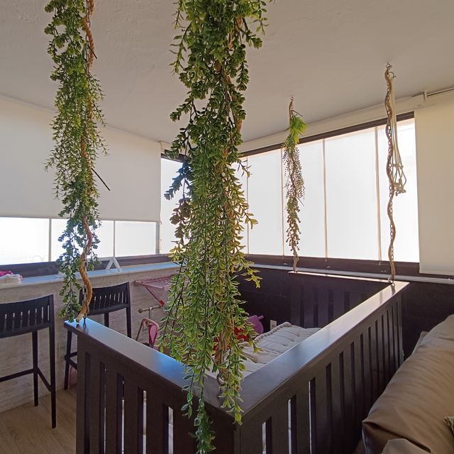 Muy bueno.SOFA colgante de madera con cojínes beig