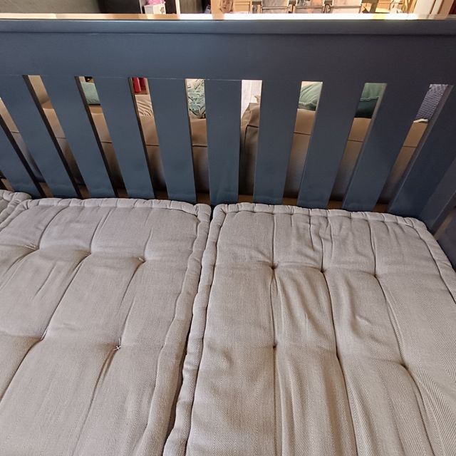 Muy bueno.SOFA colgante de madera con cojínes beig