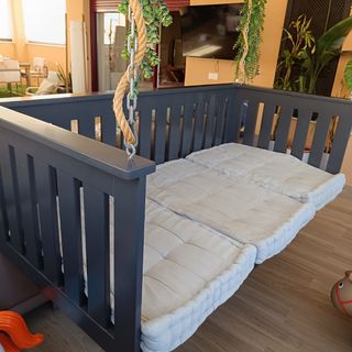 Muy bueno.SOFA colgante de madera con cojínes beig