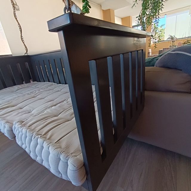Muy bueno.SOFA colgante de madera con cojínes beig