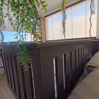 Muy bueno.SOFA colgante de madera con cojínes beig