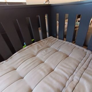 Muy bueno.SOFA colgante de madera con cojínes beig