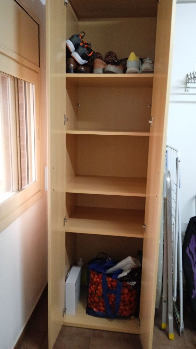 Armario de madera beige