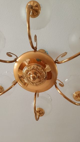 Lámpara de techo dorada con tulipas de cristal