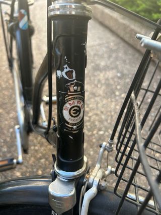 Bicicleta negra con cesta