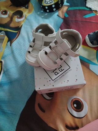 Sandalias blancas para bebé