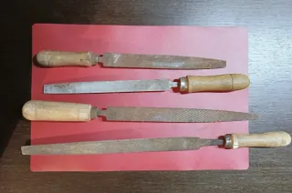 Escoplo y 4 limas de carpintería antiguos